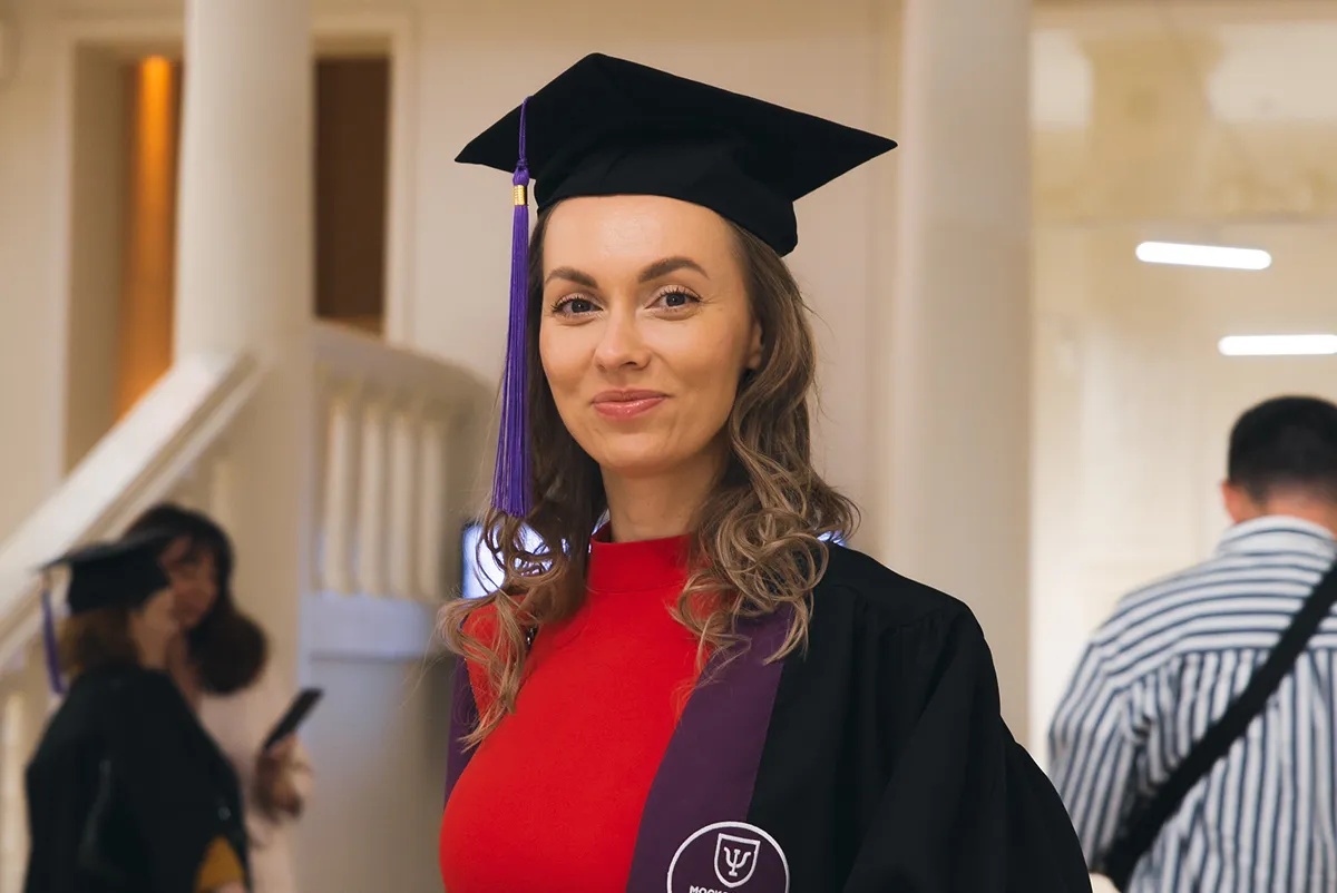 Выпускница в мантии