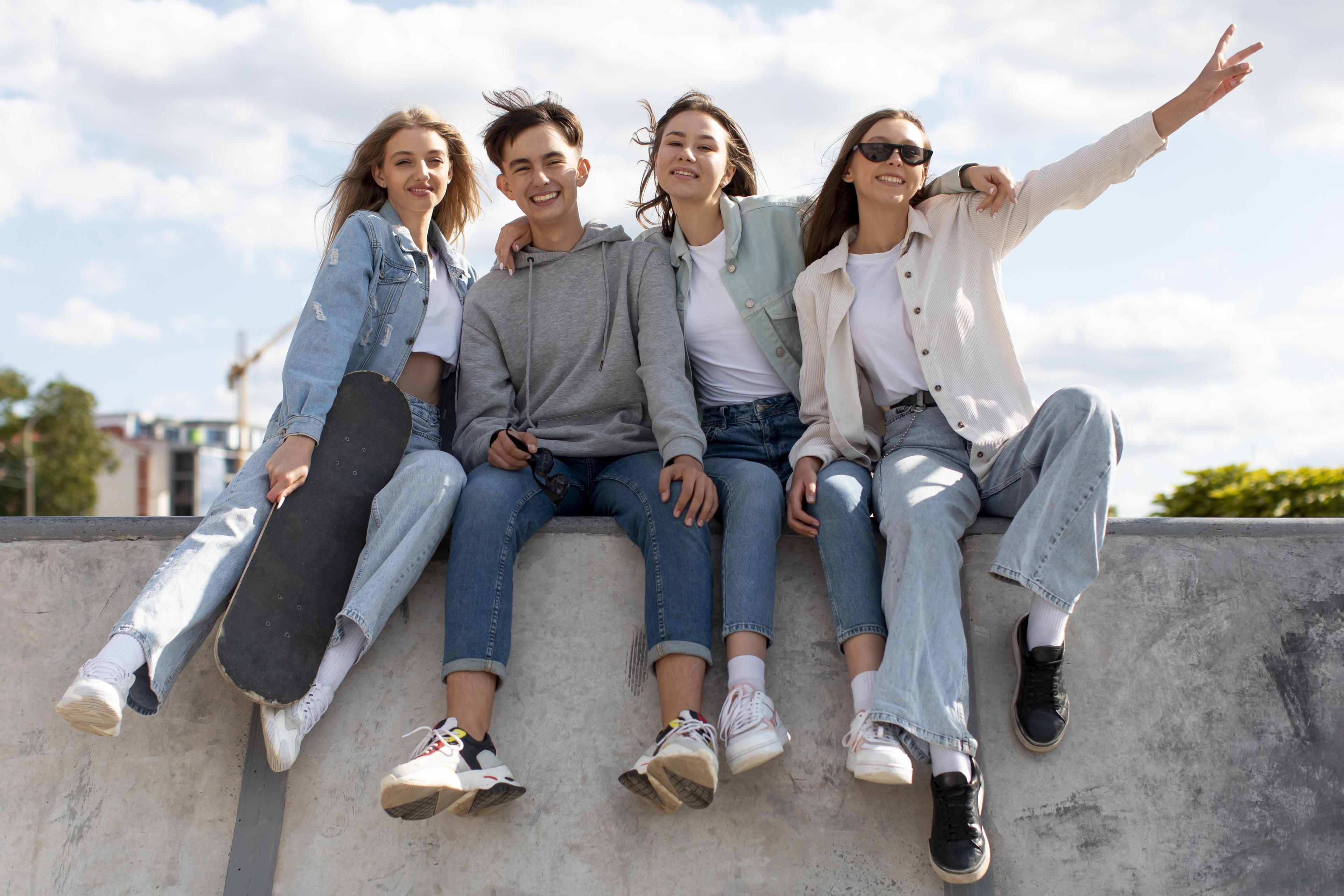 Общение со сверстниками — важная часть этапа взросления