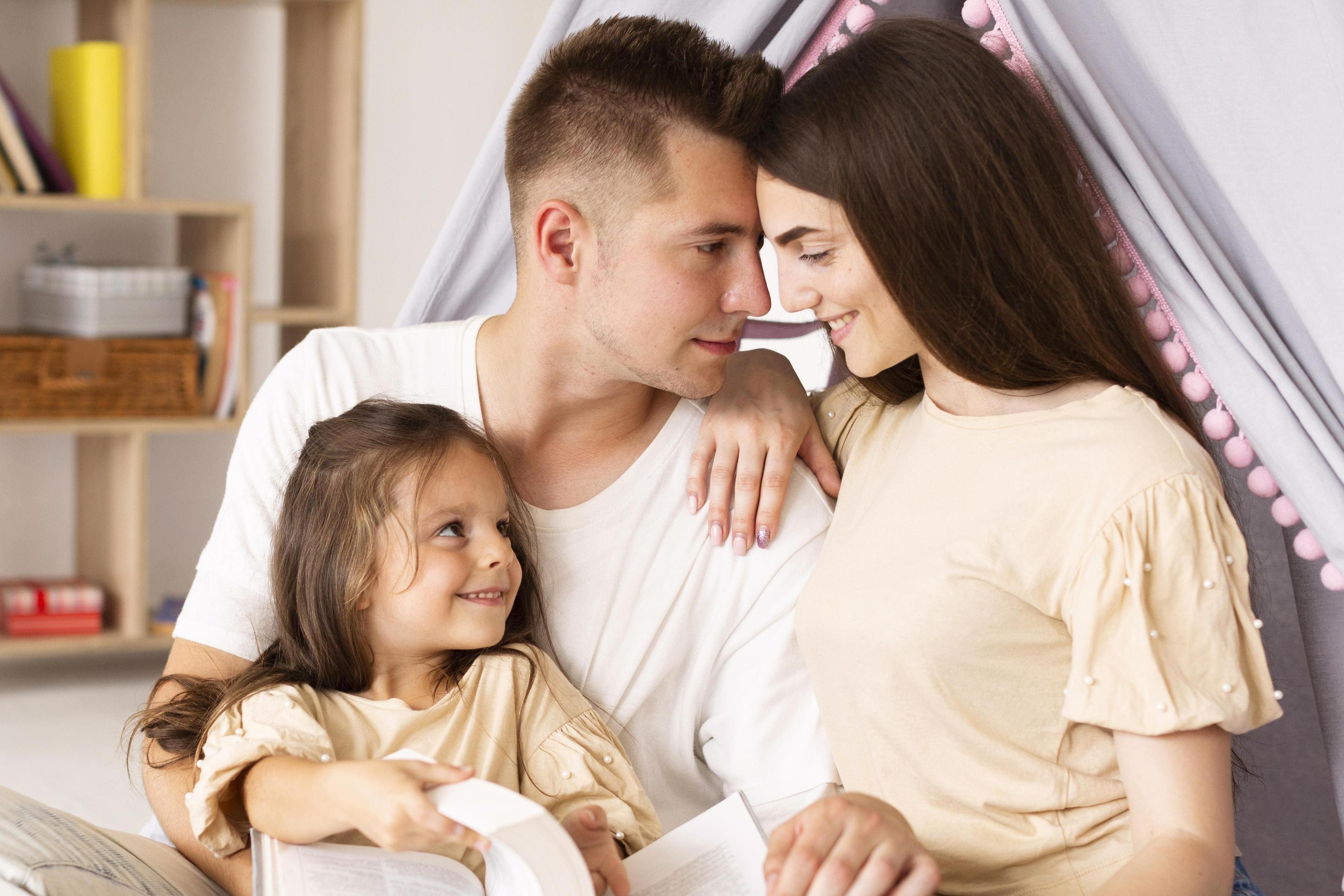 Стиль отношений в семье — это фундамент формирования индивидуальности ребенка.