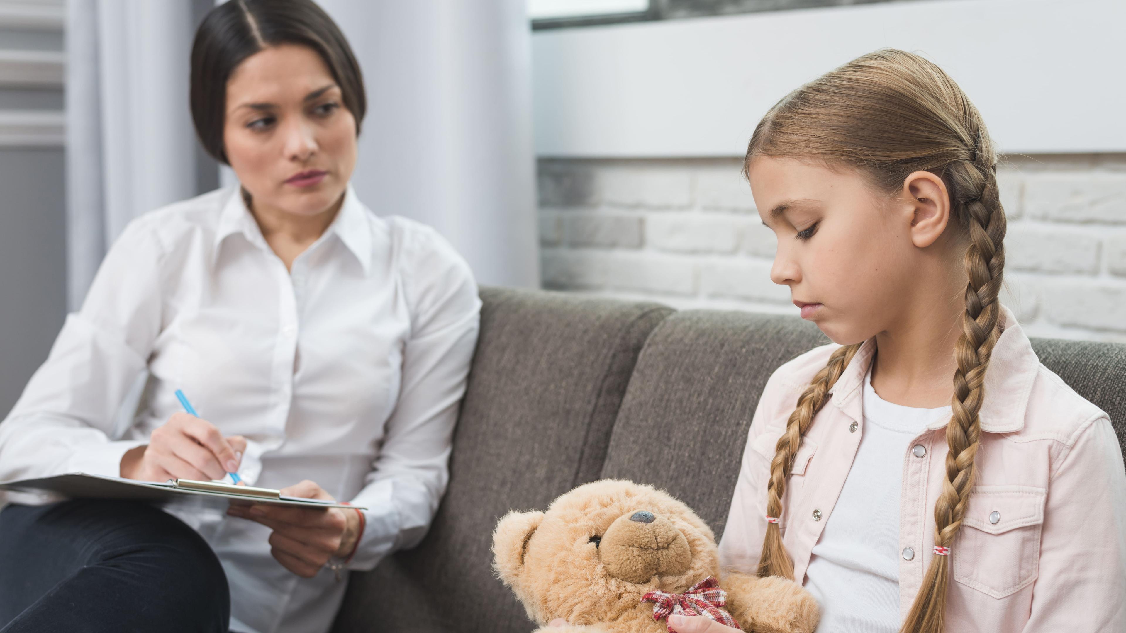 Игра — мощный инструмент в руках психолога. Играя с детьми, он эффективно прорабатывает их эмоциональные и поведенческие проблемы, помогает развиваться.