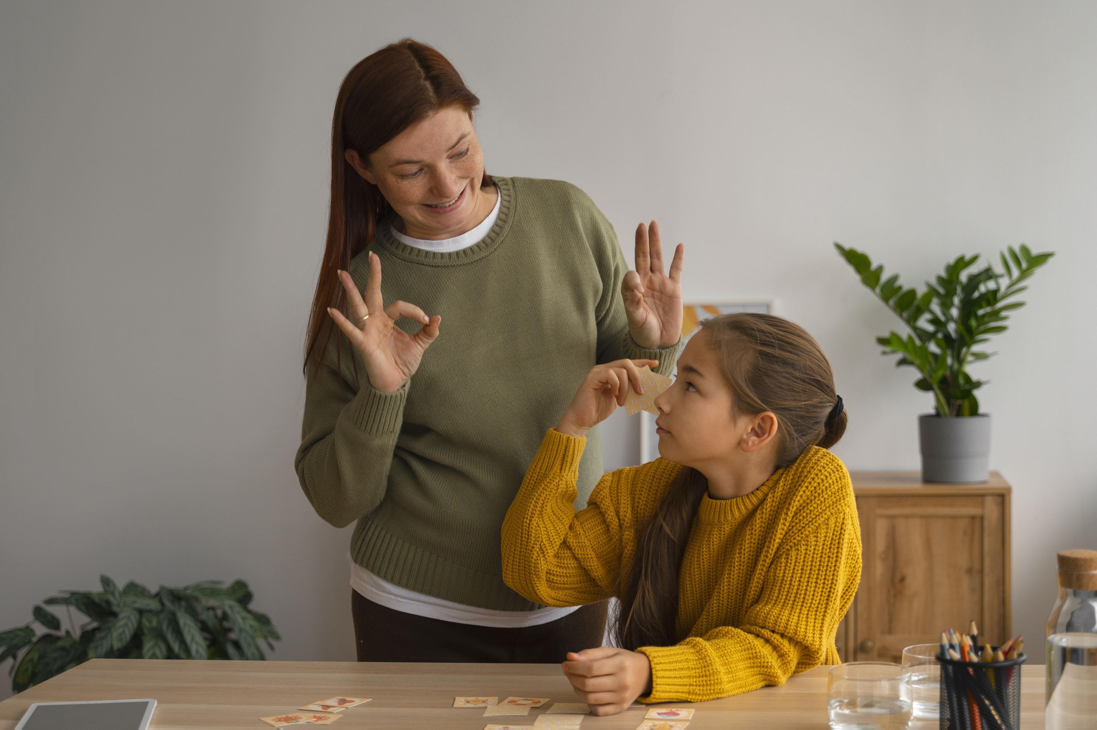 Дефектолог повторяет одни и те же упражнения для достижения результата