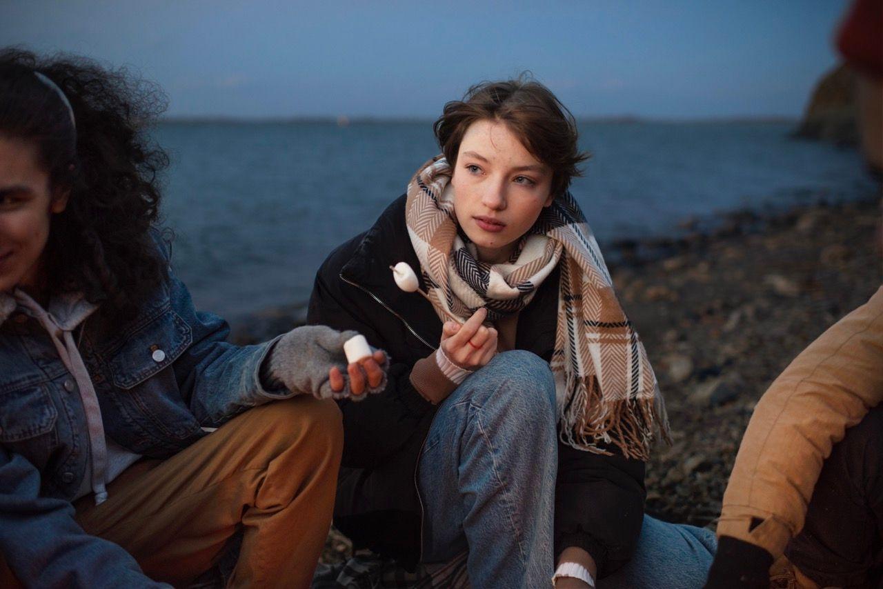 Воспоминания создают невидимые нити, которые объединяют людей и делают ближе друг к другу.